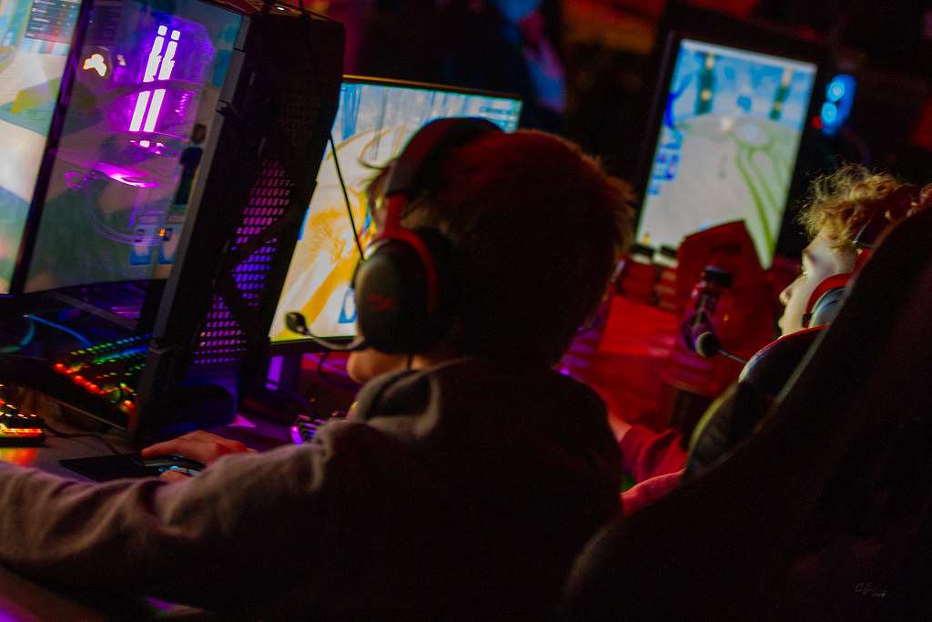 Folk som spiller og har det gøy på Warpzone